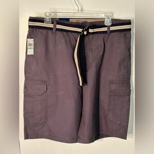 Izod men’s cargo shorts w/ belt, size 34 waist.